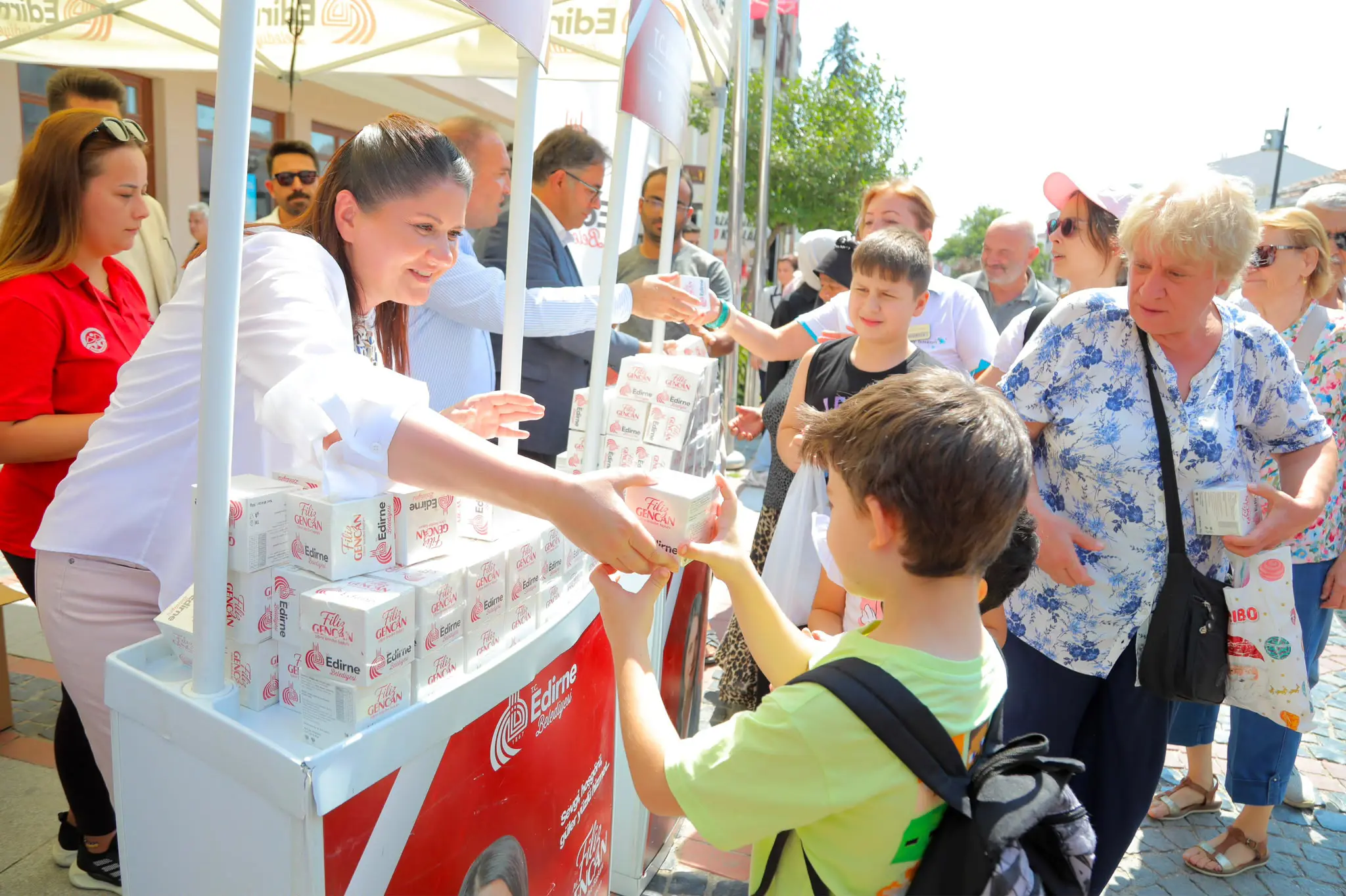 MEVLİD KANDİLİ’NDE EDİRNELİLERLE KANDİL SİMİDİ PAYLAŞILDI